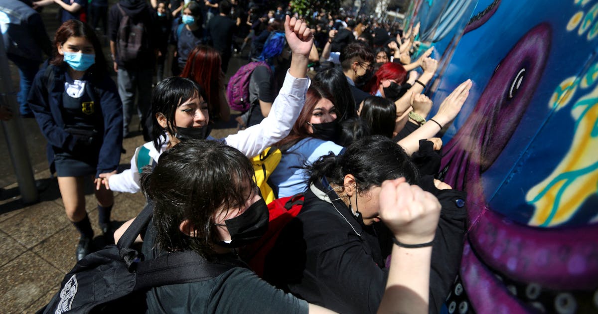 Estudiantes chilenos interrumpen el metro con protestas tras la derrota de la constitución