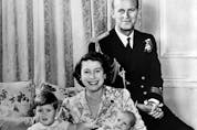 Queen Elizabeth II poses with her husband Prince Philip, Duke of Edinburgh and their children Prince Charles of Wales (L) and Princess Anne of England (R) in October 1950 in London. / AFP PHOTO / -        (Photo credit should read -/AFP/Getty Images) ORG XMIT: DOC54