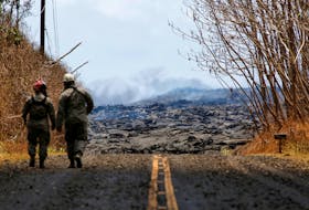 Soldiers from the Hawaii National Guard monitor sulfur dioxide gas levels near a lava flow in Leilani Estates during ongoing eruptions of the Kilauea Volcano in Hawaii, U.S., June 3, 2018.  REUTERS/Terray Sylvester