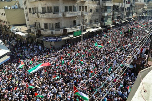 Jordanians gather to express solidarity with Palestinians in Gaza, in Amman, Jordan, October 13, 2023. REUTERS/Alaa Al Sukhni