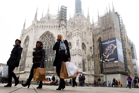 People walk past the Duomo cathedral in downtown Milan January 11, 2013. Return-hungry investors snapped up Italian bonds at an auction on Friday, pushing yields on three-year paper below 2 percent for the first time since March 2010 with little concern shown for the upcoming general election.