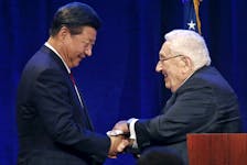 Chinese President Xi Jinping (L) is introduced by former U.S. National Security Advisor and Secretary of State Henry Kissinger at a policy speech to Chinese and United States CEOs during a dinner reception in Seattle, Washington, U.S. September 22, 2015.