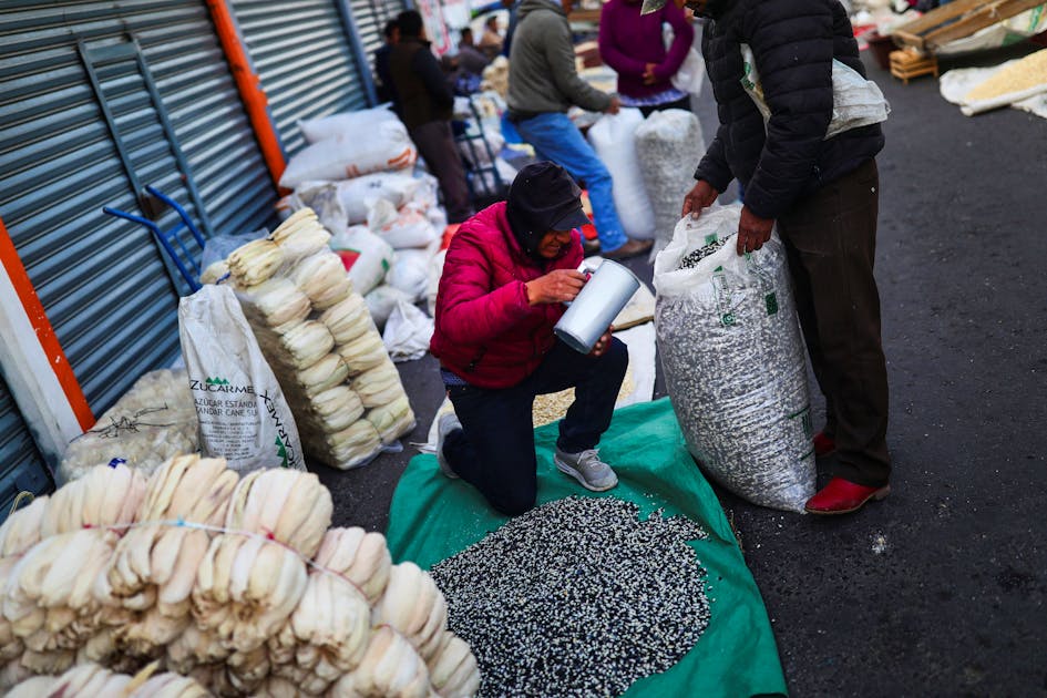 Se espera que la inflación en México se desacelere aún más en octubre, según encuesta de Reuters