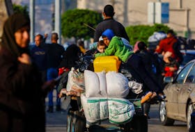 Palestinians flee their houses due to Israeli strikes, after a temporary truce between Hamas and Israel expired, in the eastern part of Khan Younis in the southern Gaza Strip, December 1, 2023.