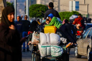 Palestinians flee their houses due to Israeli strikes, after a temporary truce between Hamas and Israel expired, in the eastern part of Khan Younis in the southern Gaza Strip, December 1, 2023.