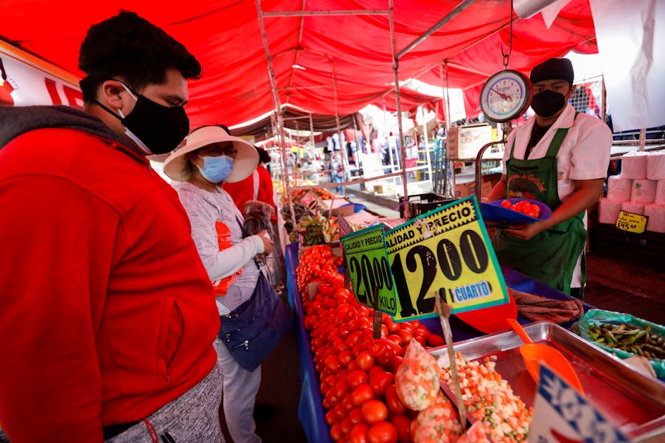 La inflación en México probablemente se aceleró a principios de diciembre y se espera que la tasa base disminuya, según una encuesta de Reuters