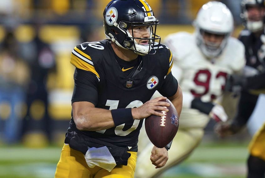 Pittsburgh Steelers quarterback Mitch Trubisky scrambles with the ball against the Arizona Cardinals.