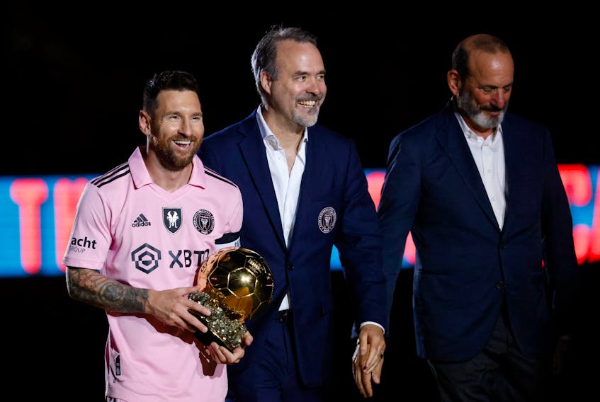 Soccer Football - Club Friendly - Inter Miami v New York City Football Club - DRV PNK Stadium, Fort Lauderdale, Florida, United States - November 10, 2023   Lionel Messi poses with his eighth Ballon d'Or, Inter Miami co-owner Jose Mas and Major League Soccer Commissioner Don Garber during the Noche d'Or ceremony ahead of the match