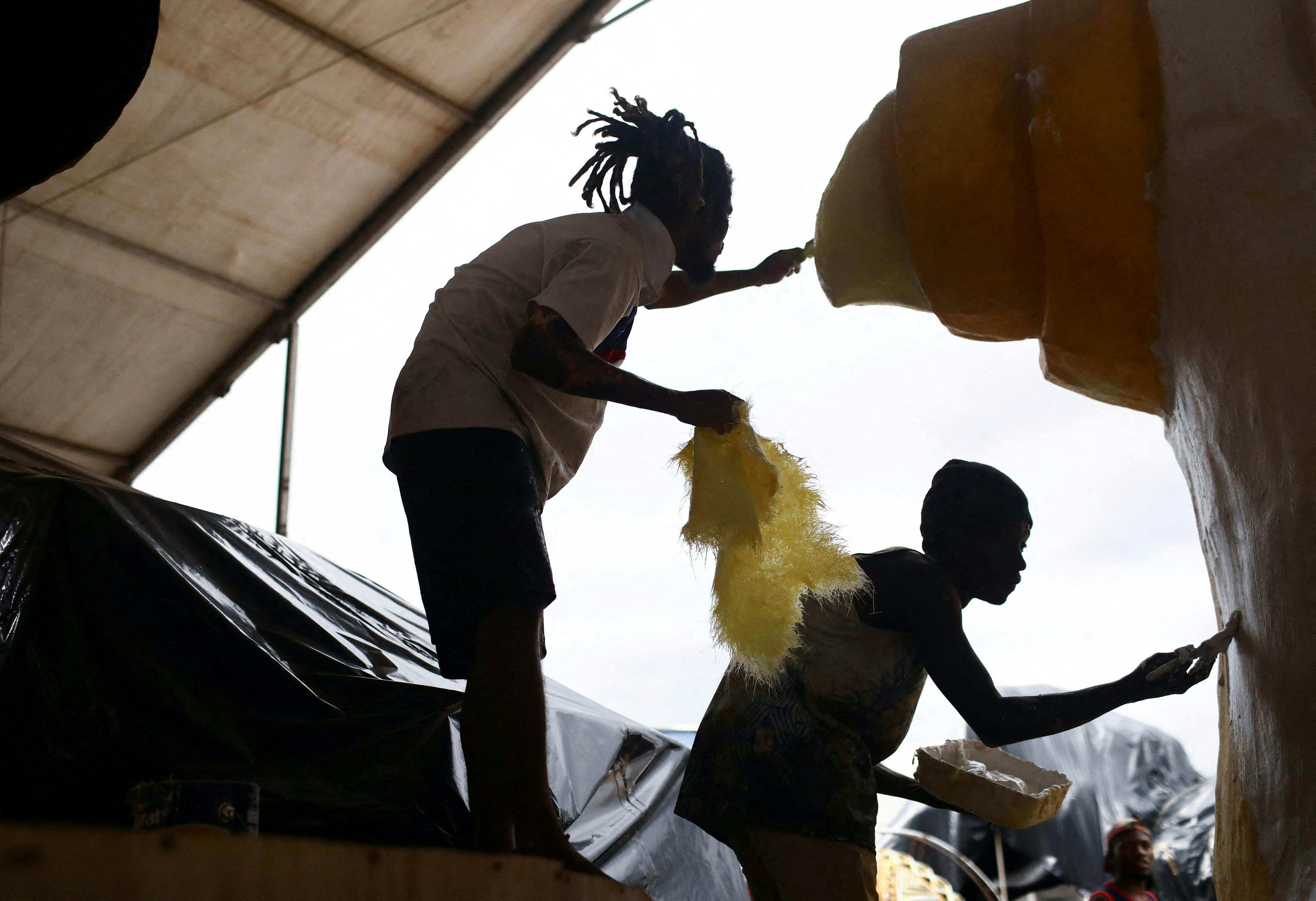 In Rio de Janeiro, Carnival returns full steam ahead; record