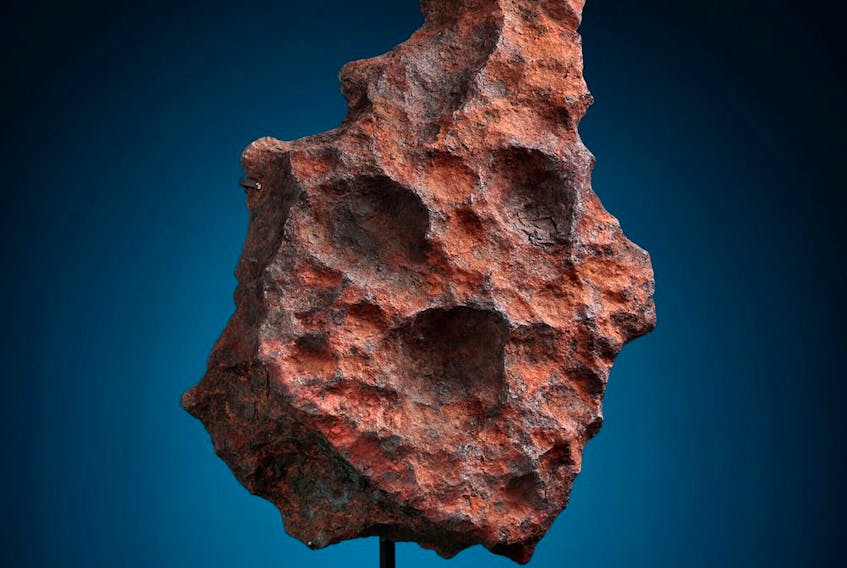  The Henbury meteorite seems to be wearing an expression of awe.