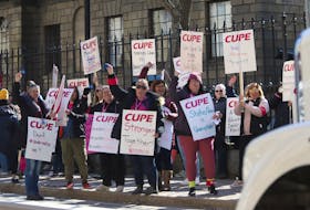 FOR NEWS STORY/STANDALONE:
Rally goers react to the honks of a passing tractor trailer, during a solidarity rally with Nova Scotia Education workers, in front of Province House Tuesday March 21, 2023.

TIM KROCHAK PHOTO