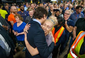 Prime Minister Trudeau and Premier Houston visit the Michelin plant in Bridgewater. March 14, 2023. ///
Le premier ministre Trudeau et le premier ministre Houston visitent l’usine de Michelin à Bridgewater. 14 mars 2023.  Ukrainian born Nataliia Belcher, a forklift operator at Michelin North American Plant in Bridgewater, recently received a hug from Prime Minister Justin Trudeau while thanking him for Canada’s support for Ukraine. ADAM SCOTTI