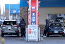 Nov. 22, 2022--Motorists fill up a a Halifax gas station Tueseday. To go with Francis Campbell story on the federal carbon tax being imposed on Nova Scotians next year.
ERIC WYNNE/Chronicle Herald
