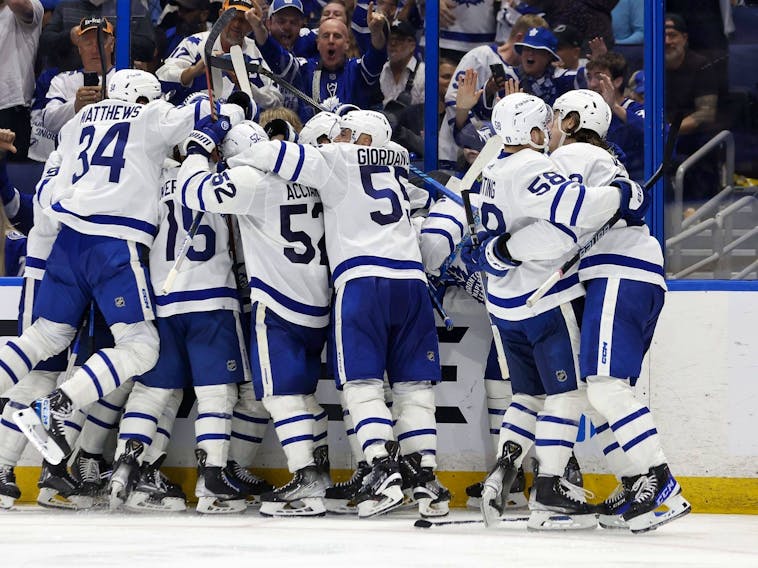 Tampa Bay Lightning clinch playoffs and aim for franchise's first