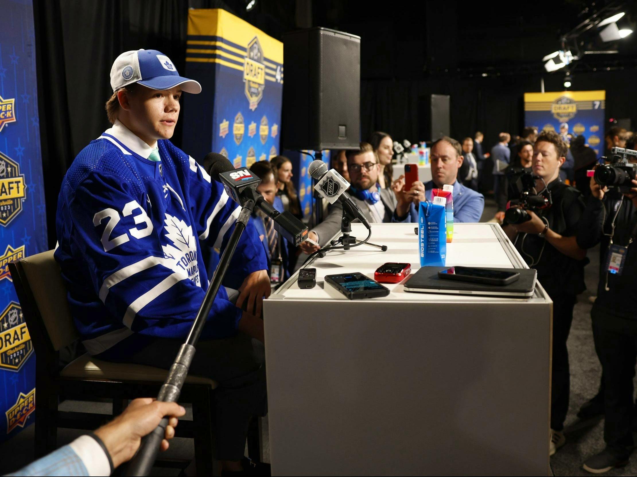 Maple Leafs go for Easton Cowan with the 28th overall pick at NHL