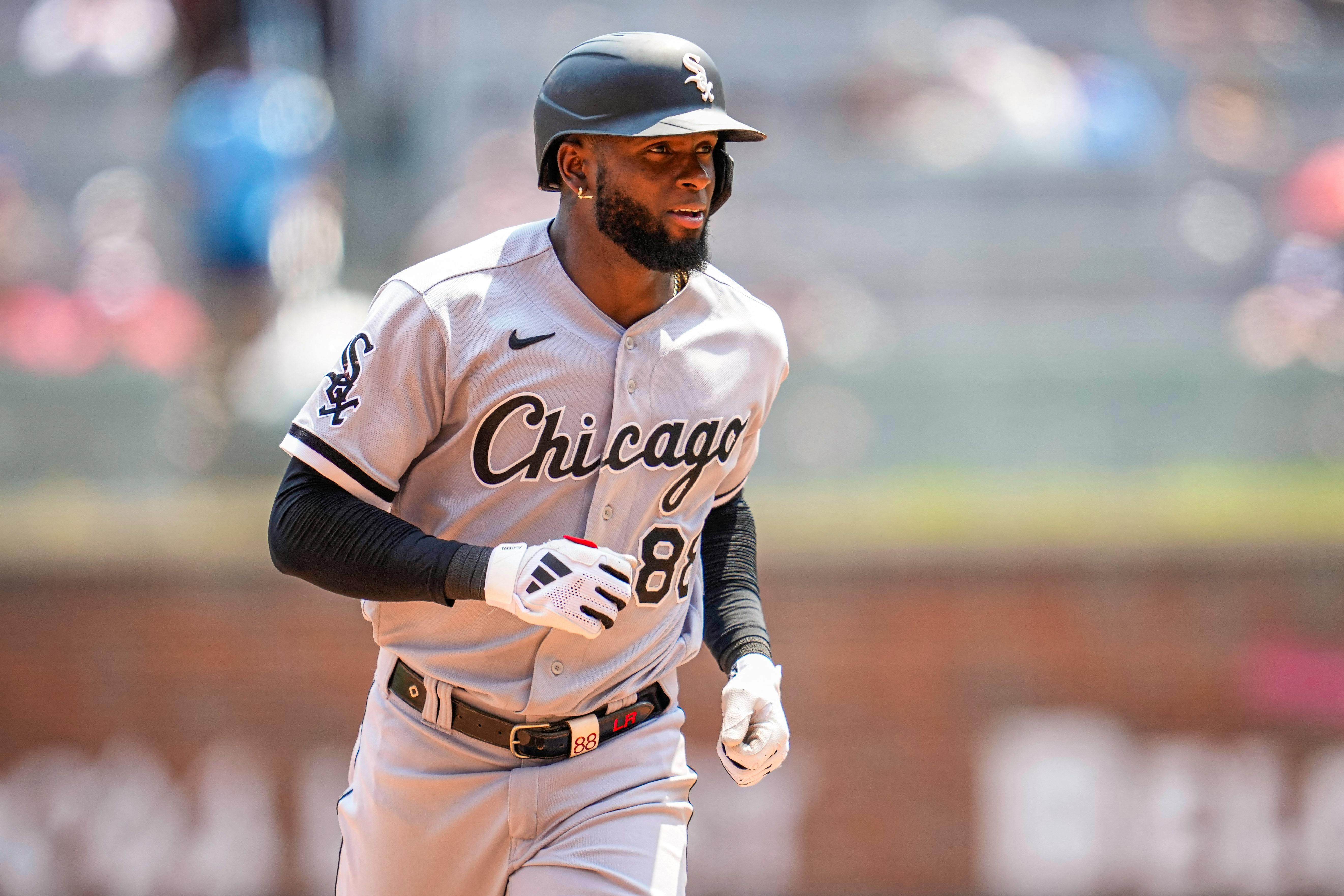 White Sox outfielder Luis Robert Jr. returns to starting lineup after  finger injury
