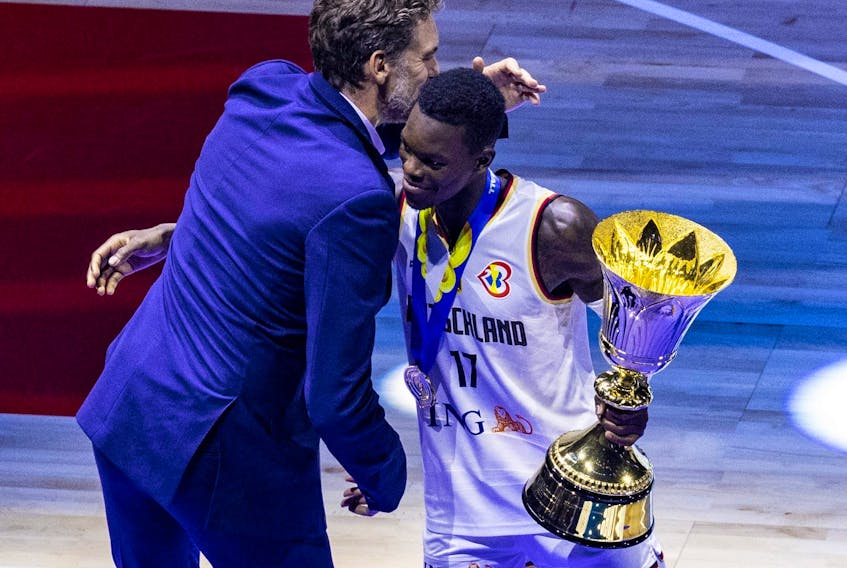  Dennis Schroder #17 of Germany receives the Naismith Trophy from Pau Gasol during the FIBA Basketball World Cup Final between Germany and Serbia on September 10, 2023 in Manila, Philippines. (Photo by Ezra Acayan/Getty Images)