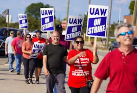 By Doyinsola Oladipo and Abhirup Roy (Reuters) - U.S. auto workers expanded their strike on Friday with a clear target for distress: dealers who sell and service GM and Stellantis vehicles. Selling