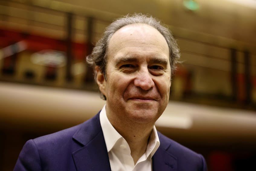 PARIS (Reuters) - NJJ Presse, a holding of French telecoms maverick Xavier Niel, has purchased Czech billionaire Daniel Kretinsky's stake in daily Le Monde and committed to transferring this and its
