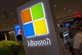 WASHINGTON - A Microsoft executive testified on Thursday that Apple and other smartphone makers turned down revenue sharing agreements that would have helped his company's Bing search engine - keeping