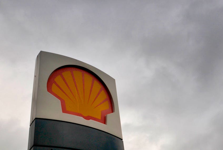 The Shell logo is seen at a petrol station in south London January 31, 2008. Royal Dutch Shell posted record European company earnings of $27.6 billion (13.9 billion pounds) in 2007, but fourth-quarter profit missed forecasts as a fall in production dampened the benefit of high oil prices.     