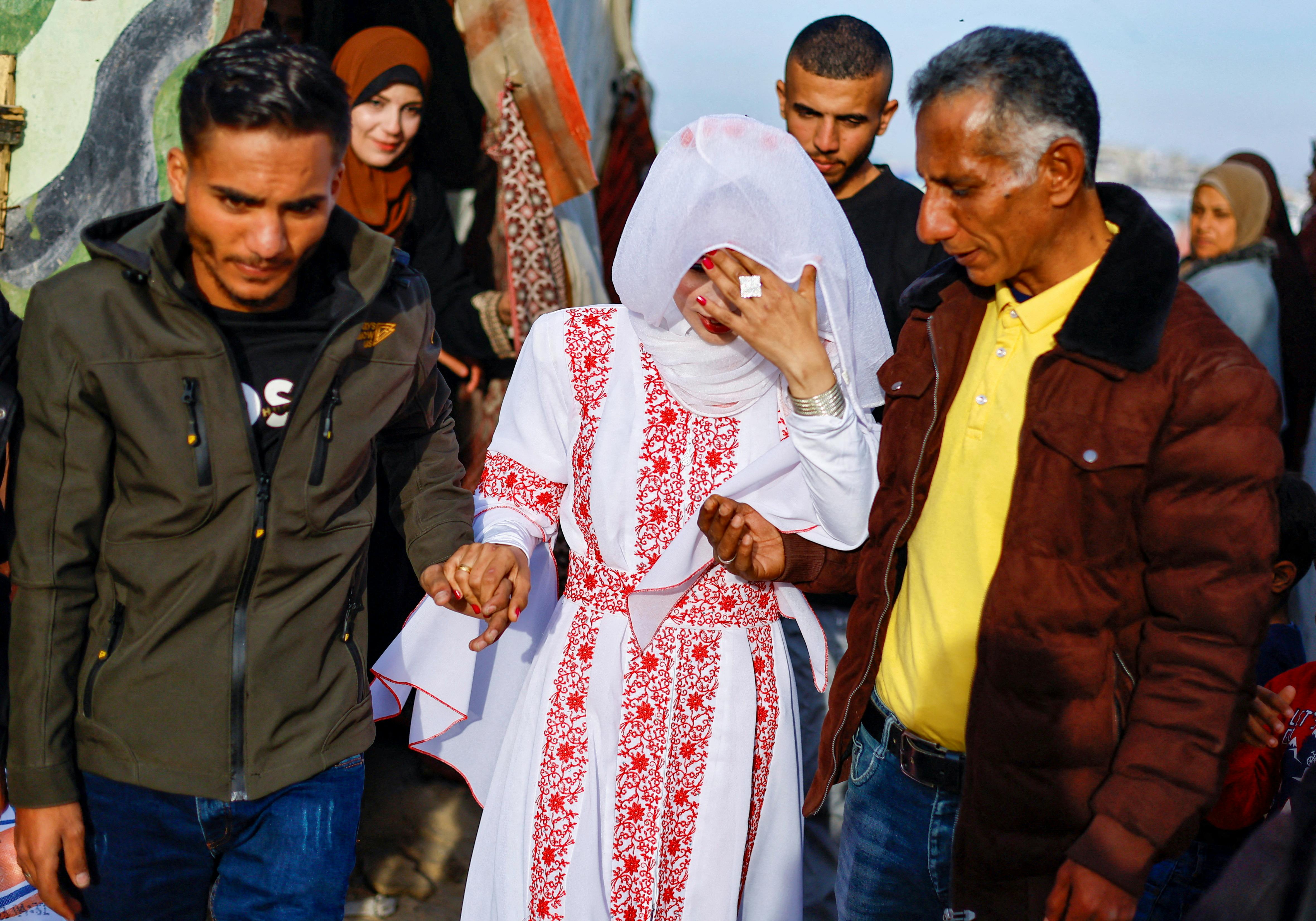 Gaza couple marry in tent city by barbed wire border fence | SaltWire