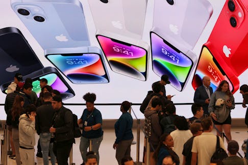 Customers queue at the Apple Fifth Avenue store for the release of the Apple iPhone 14 range in Manhattan, New York City, U.S., September 16, 2022. 