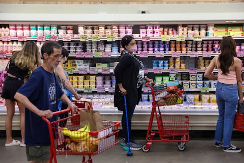 People shop in a supermarket as inflation affected consumer prices in Manhattan, New York City, U.S., June 10, 2022. REUTERS/Andrew Kelly  Shoppers