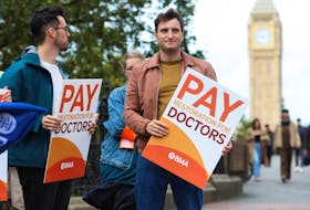 A health worker protests on a picket line as junior and senior doctors in England take part in a joint strike action for the first time, outside St Thomas’s Hospital in London, Britain September 20, 2023.