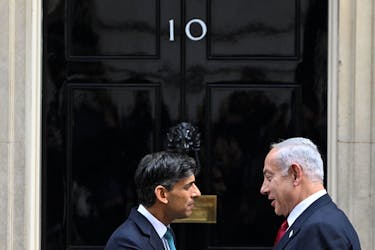 British Prime Minister Rishi Sunak welcomes Israeli Prime Minister Benjamin Netanyahu at Downing Street in London, Britain March 24, 2023.