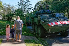 FOR POST STORM STORIES:
A man and his pyjama clad children, check out one of 3 Canadian Armed Forces crew and their LAV, on Mount Pleasant Avenue in Dartmouth Monday September September 9, 2019.  The crew were members of the the 4th engineer support group from Gagetown.

TIM KROCHAK/ The Chronicle Herald