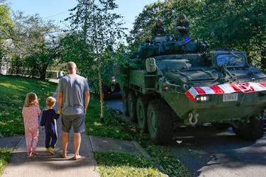 FOR POST STORM STORIES:
A man and his pyjama clad children, check out one of 3 Canadian Armed Forces crew and their LAV, on Mount Pleasant Avenue in Dartmouth Monday September September 9, 2019.  The crew were members of the the 4th engineer support group from Gagetown.

TIM KROCHAK/ The Chronicle Herald