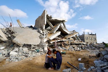 Palestinian children sit next to the site of an Israeli strike on a house, amid the ongoing conflict between Israel and the Palestinian Islamist group Hamas, in Rafah, in the southern Gaza Strip, April 21, 2024.
