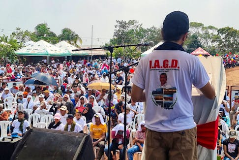 A leader of the Central General Staff (EMC), a faction of the FARC guerrilla that rejected a 2016 peace agreement and continued the armed struggle, speaks in front of the community at the inauguration of a school built by that group illegal armed in the Llanos del Yari, Colombia, April 12, 2024.