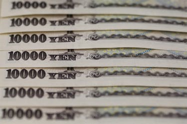Japanese 10,000 yen notes line up in Tokyo, in this February 28, 2013 picture illustration. 