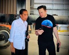 ident Joko Widodo talks with Founder and CEO of Tesla Motors Elon Musk during their meeting at the SpaceX launch site in Boca Chica, Texas, U.S., May 14, 2022. Courtesy of Laily Rachev/Indonesia's Presidential Palace/Handout via