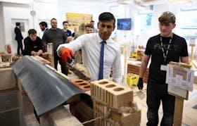 Britain's Prime Minister and Conservative Party leader Rishi Sunak lays a brick during a bricklaying workshop at Cannock College, in Cannock, Staffordshire, Britain May 24, 2024.  HENRY NICHOLLS/Pool via
