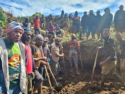 A locals gather amid the damage after a landslide in Maip Mulitaka, Enga province, Papua New Guinea May 24, 2024 in this obtained image. Emmanuel Eralia via REUTERS THIS IMAGE HAS BEEN SUPPLIED BY A THIRD PARTY. MANDATORY CREDIT. NO RESALES. NO ARCHIVES.?