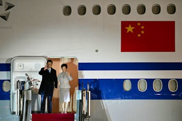 Chinese President Xi Jinping and his wife Peng Liyuan wave as they arrive at the Ferenc Liszt International Airport in Budapest, Hungary, May 8, 2024.   SZILARD KOSZTICSAK/Pool via REUTERS