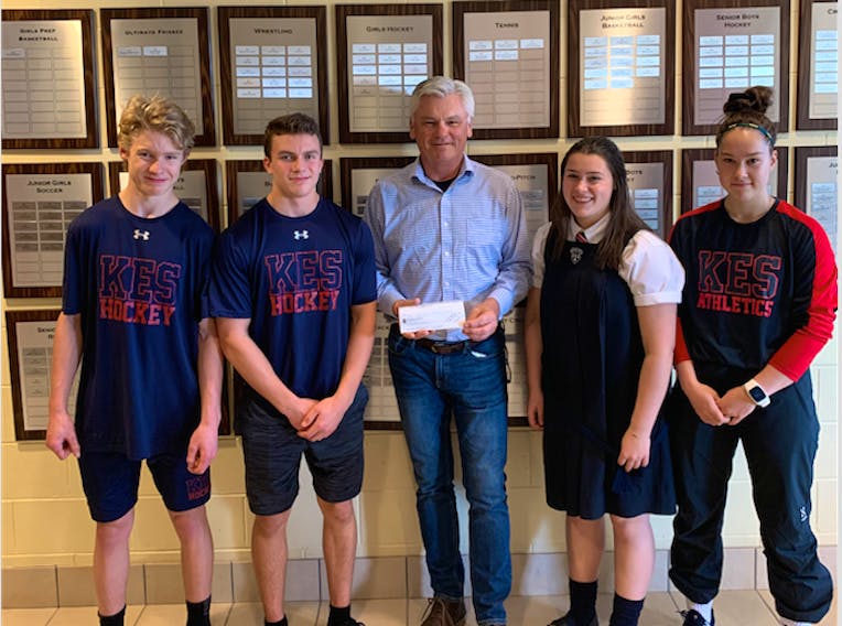 Bent Ridge Winery presented a cheque worth $1,000 to go towards an upcoming European hockey trip to King’s-Edgehill School. Pictured here are, from left, Angus England (boys’ hockey), Griffin Lilly (boys’ hockey), Steven Dodge (of Bent Ridge Winery) Radka Sevcik (girls’ hockey), and Vilma Moilanen (girls’ hockey).