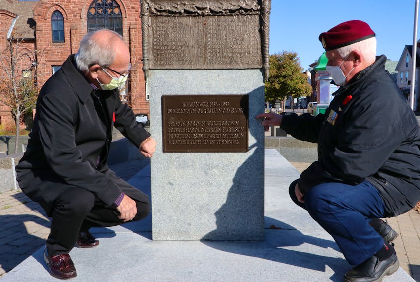 Mayor David Kogon and Korean War veteran Hal Patterson examine the names of Cumberland region soldiers who died during the Korean War. Placed on the Cumberland County Soldiers Memorial Monument, the plaque was unveiled on Nov. 4, 2020. (Tom McCoag / Town of Amherst)