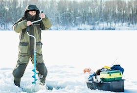 
Never head out alone on the ice when fishing. (123RF)
