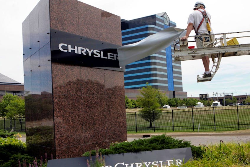 
Sign Technician Brian Bartkowiak unveils the Chrysler sign after removing the DaimlerChrysler sign from the front of the Chrysler headquarters in Auburn Hills, Michigan. Chrysler LLC has reached an agreement on a framework of a global alliance with Italian automaker Fiat SpA that has the support of the U.S. Treasury, Chrysler's CEO Bob Nardelli said on March 30, 2009. REUTERS/Rebecca Cook
