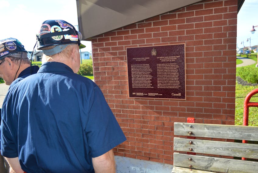 A member of the Men of the Deeps reads the newly unveiled plaque at the Cape Breton Miners’ Museum in Glace Bay on Friday that honoured miners who were involved with the Nova Scotia coal strikes of 1922 to 1925. CHRISTIAN ROACH/CAPE BRETON POST