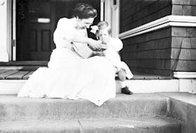 Mabel Bell plays with her granddaughter, Mabel Grosvenor, in 1909.