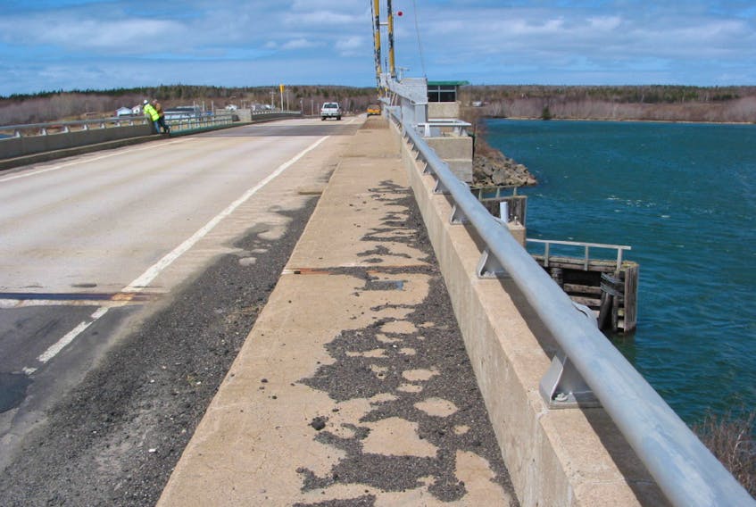 A tender issued to fix the Lennox Passage, the lift bridge between Isle Madame and Cape Breton which has been welded shut for the season, attracted only one bid, which is believed to have been significantly overbudget.