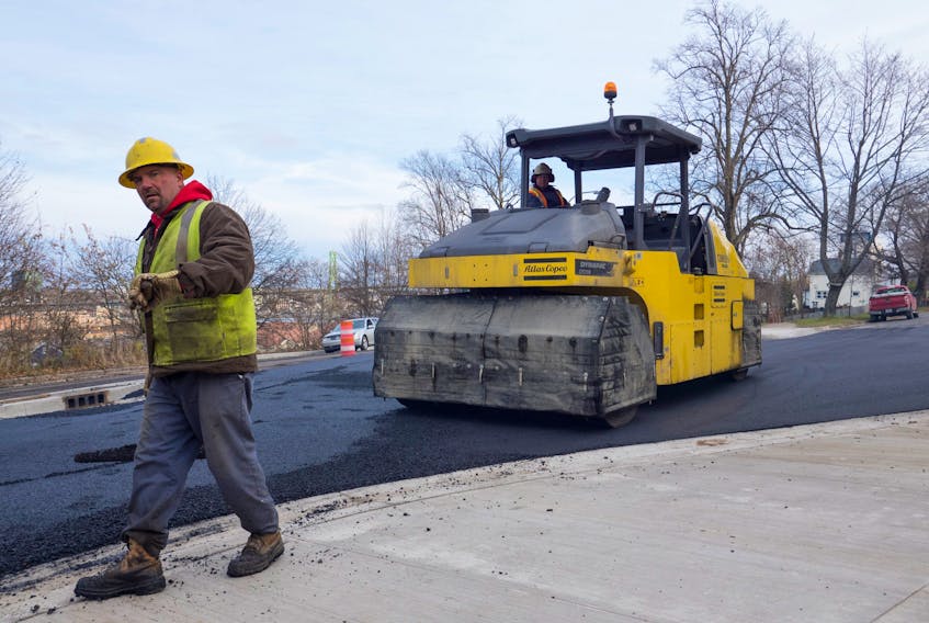 Workers carry out asphalt laying works on a section of Devonshire Avenue in Halifax on Tuesday, November 29, 2016. Chronicle Herald photo.