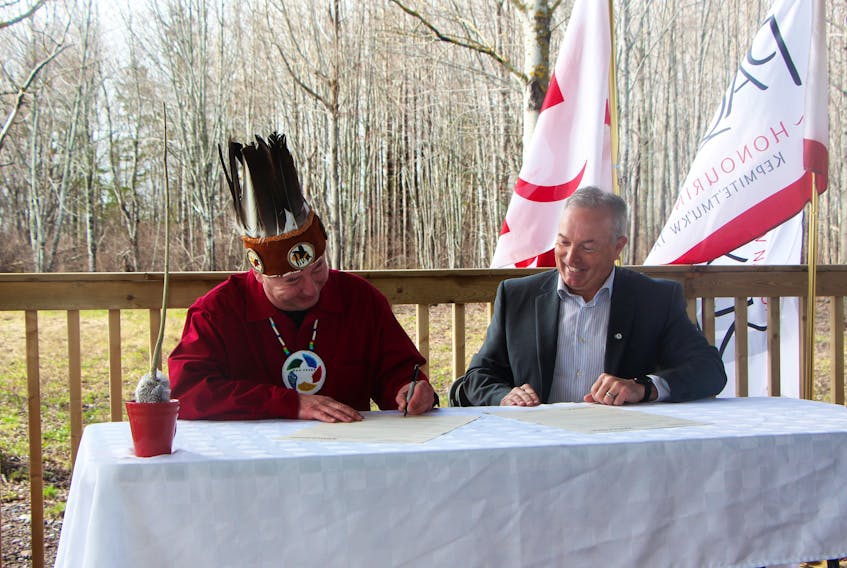 Paqtnkek Chief Paul ‘PJ’ Prosper and Antigonish County Warden Owen McCarron shake hands after signing the Friendship Accord.