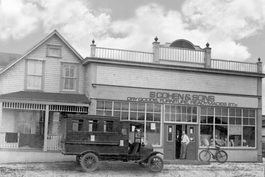 1925: As Cohen’s continued to grow, a private bus service was created in Windsor to serve as a home-to-store convenience for customers.