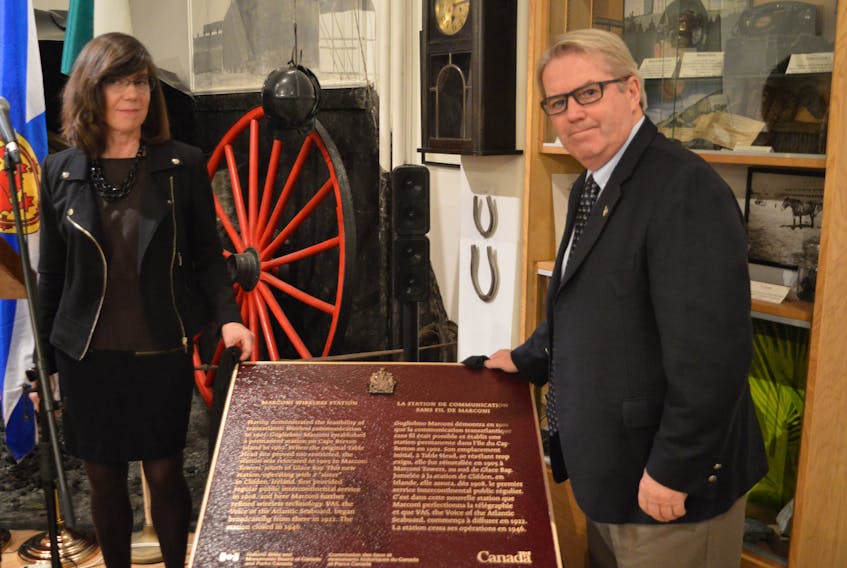 Nicole Neatby, the Nova Scotian representative of the Historic Sites and Monuments Board of Canada and Rodger Cuzner, MP for Cape-Breton–Canso unveil a plaque celebrating Guglielmo Marconi’s and the work he did in the early 20th century to develop wireless communication.